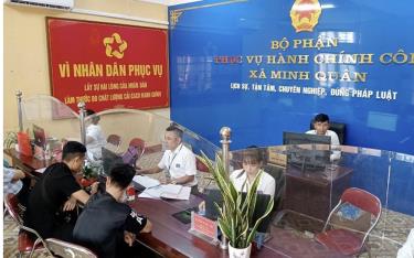 Người dân đến làm các thủ tục hành chính tại Bộ phận Phục vụ hành chính công xã Minh Quân, huyện Trấn Yên